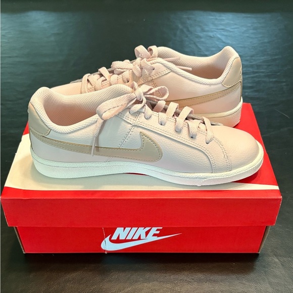 Nike court royale Women’s size 7 NWB Color Barely Rose/ Stone White - Picture 1 of 9